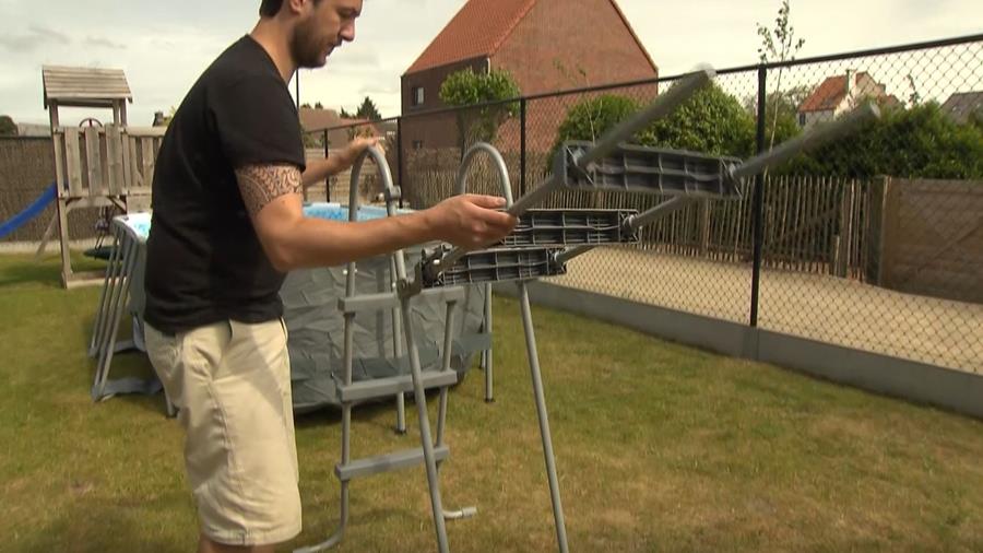 ladder voor het opzetzwembad