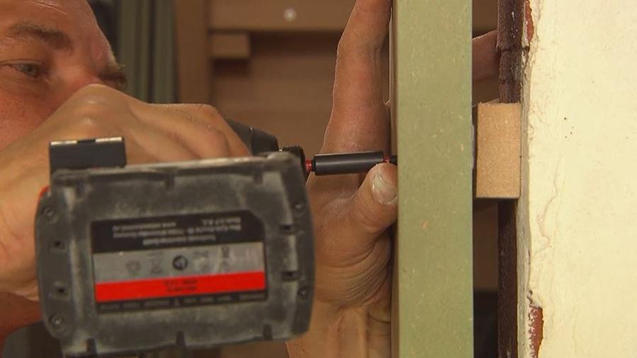 fixeren poser porte intérieure