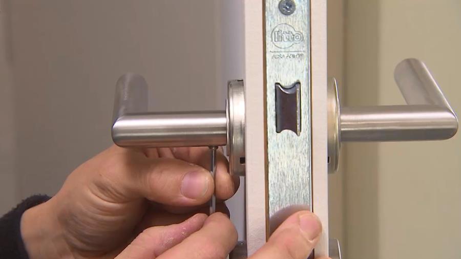 gewone deurklink poser porte intérieure