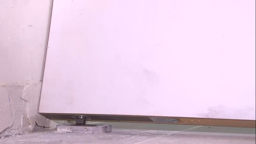 deur plaatsen Comment installer une porte pivotante