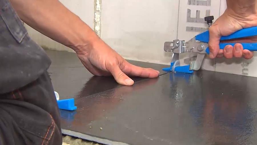 clips en spieen tegels plaatsen